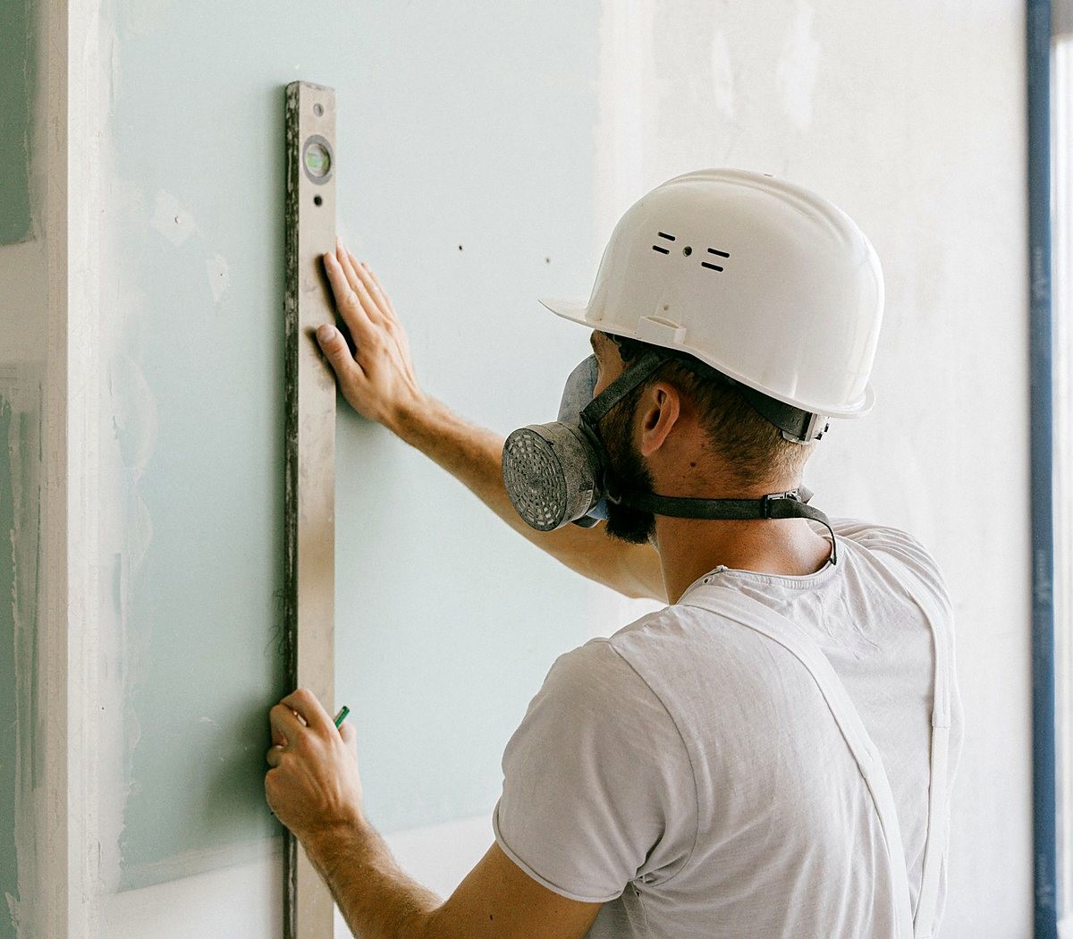 foto-quem Instalador conferindo o prumo de um painel de parede