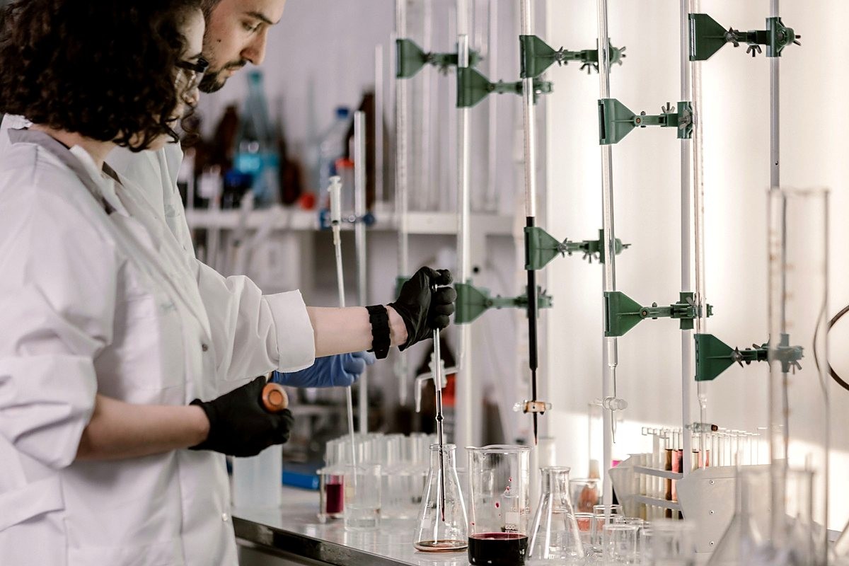 Bancada de laboratório com suportes e vidrarias